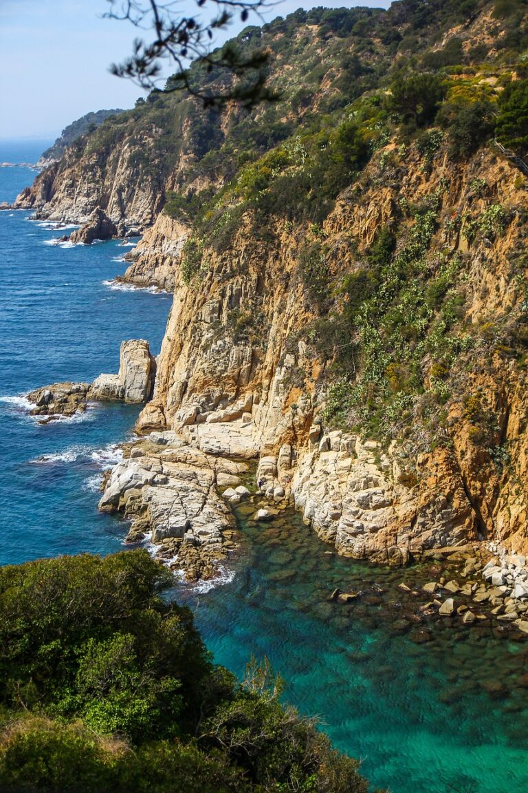 Wybrzeże Costa Brava w Katalonii – skaliste zatoki i plaże