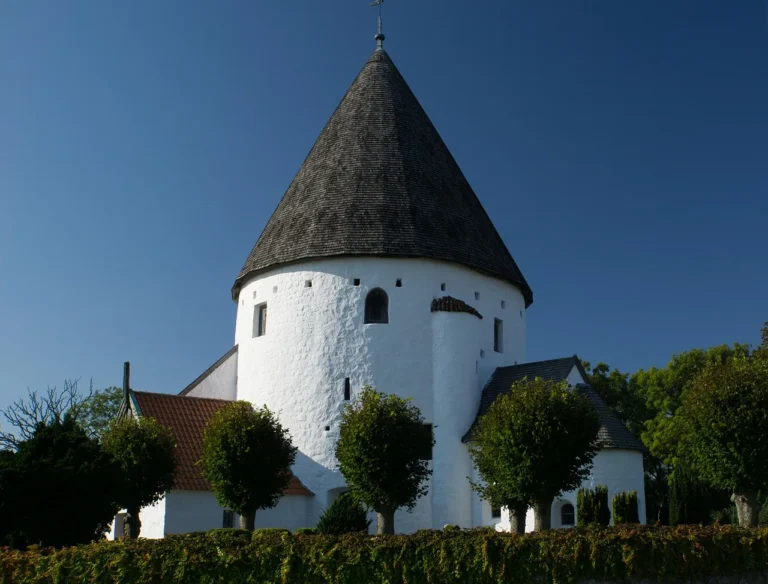 Biały średniowieczny kościół rotundowy na Bornholmie