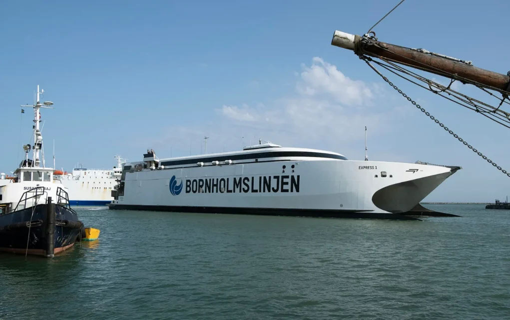 Szybki prom Bornholmslinjen wpływający do portu w Ystad