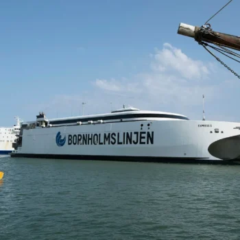 Szybki prom Bornholmslinjen wpływający do portu w Ystad